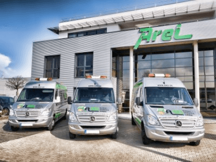 Firmenwagen vor Arei Filiale